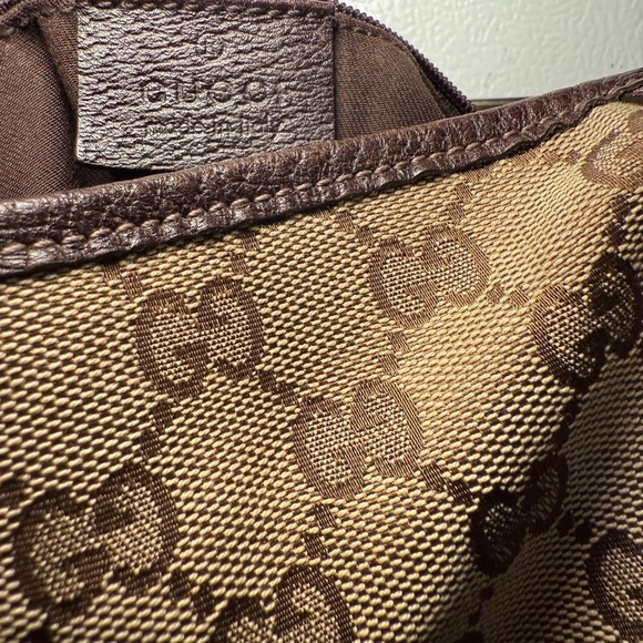 Gucci Brown Shoulder Bag with Iconic GG Monogram - Picture 3 of 8